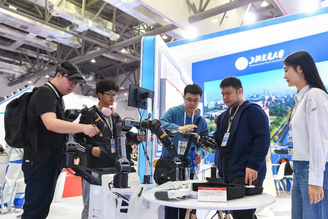 1764585260820478-1764585261061135